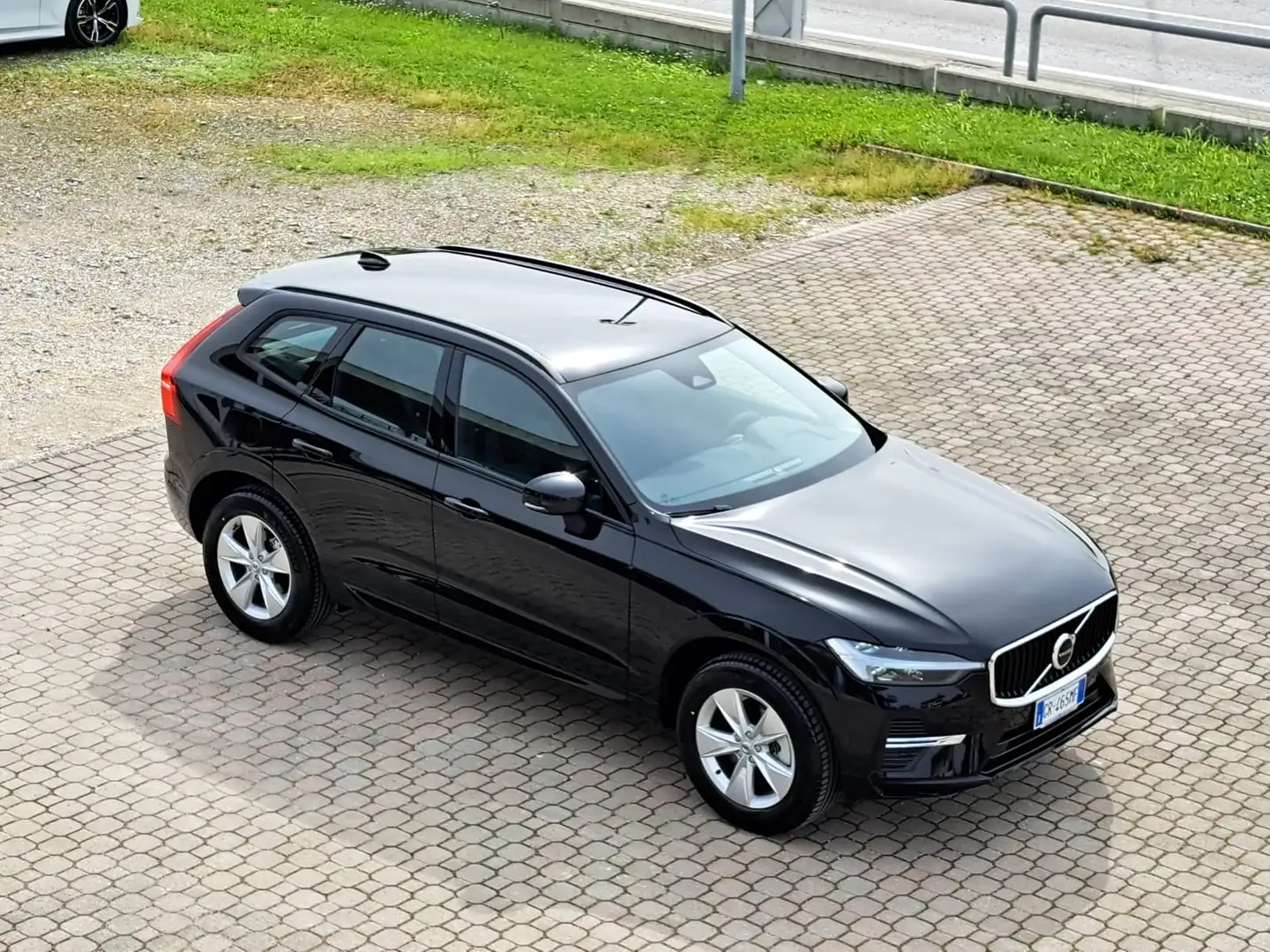 Volvo XC60 2000 B4 Mild-Hybrid (Benzina) Essential Automatico Schwarz - 1