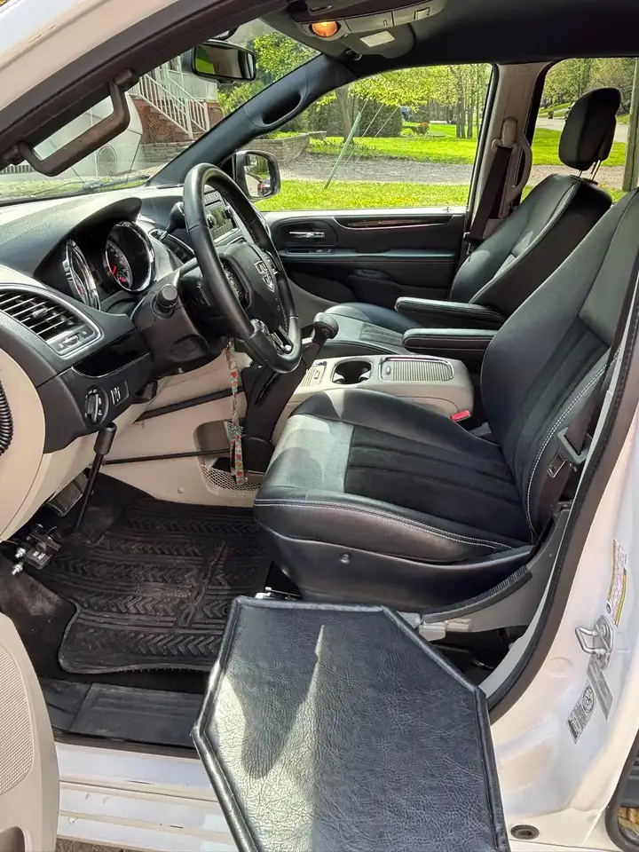Dodge Grand Caravan photo Dodge Grand Caravan