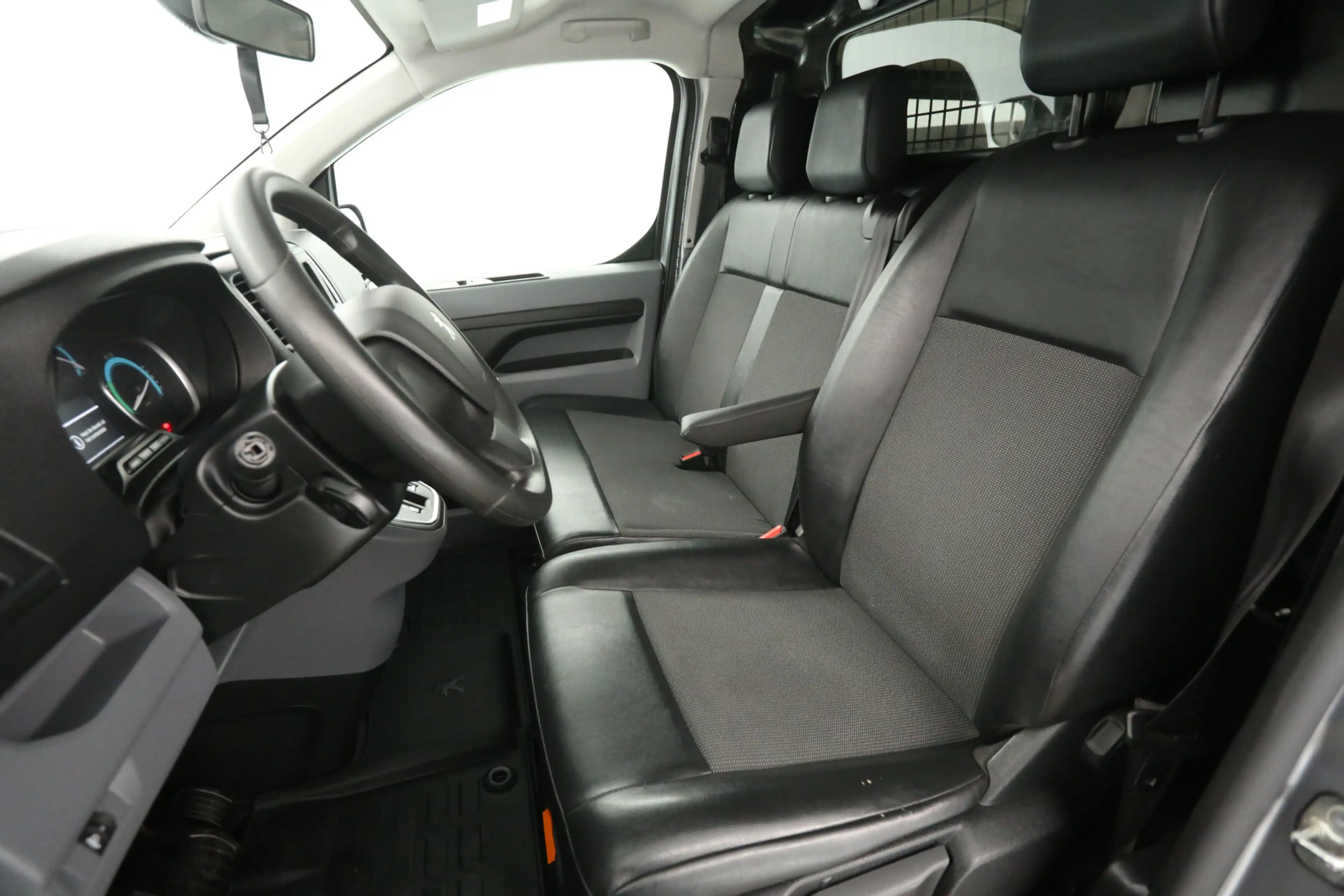 Citroen Jumpy e-Jumpy Peugeot E-Expert Standard Pro 75 kWh L2H1 — photo 11