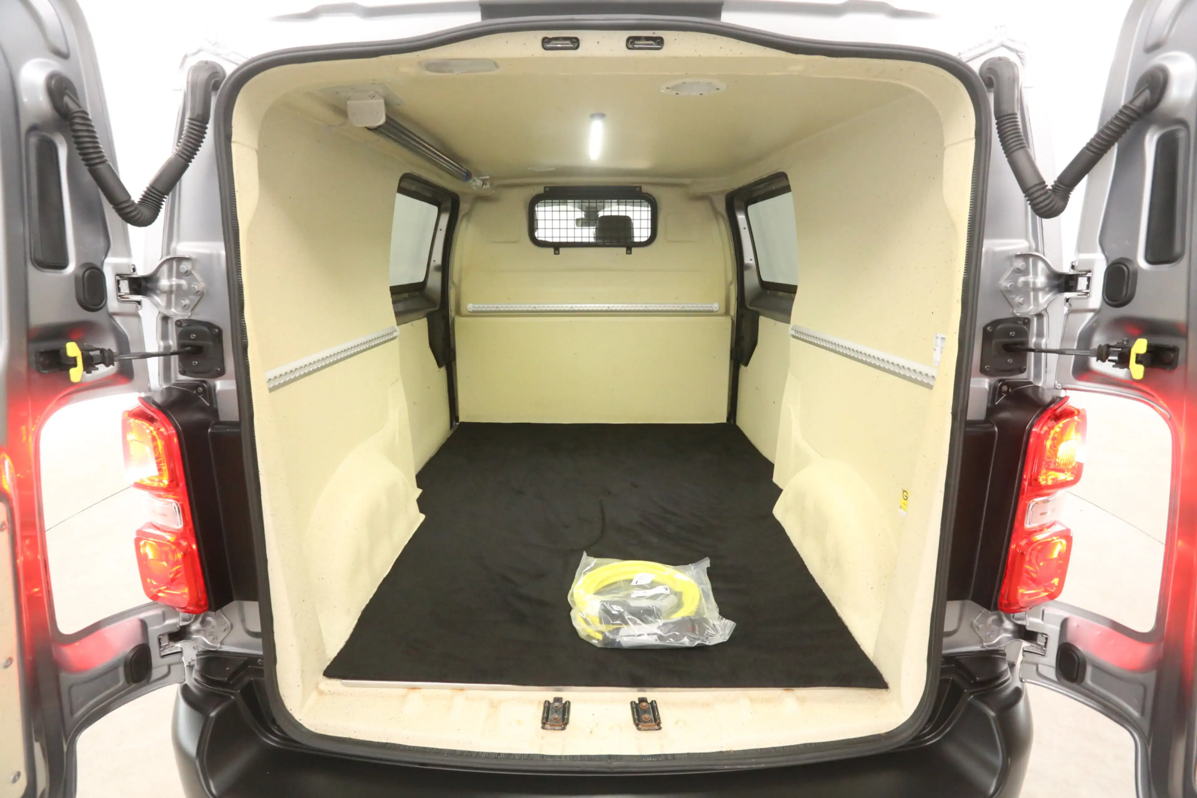 Citroen Jumpy e-Jumpy Peugeot E-Expert Standard Pro 75 kWh L2H1 — photo 3