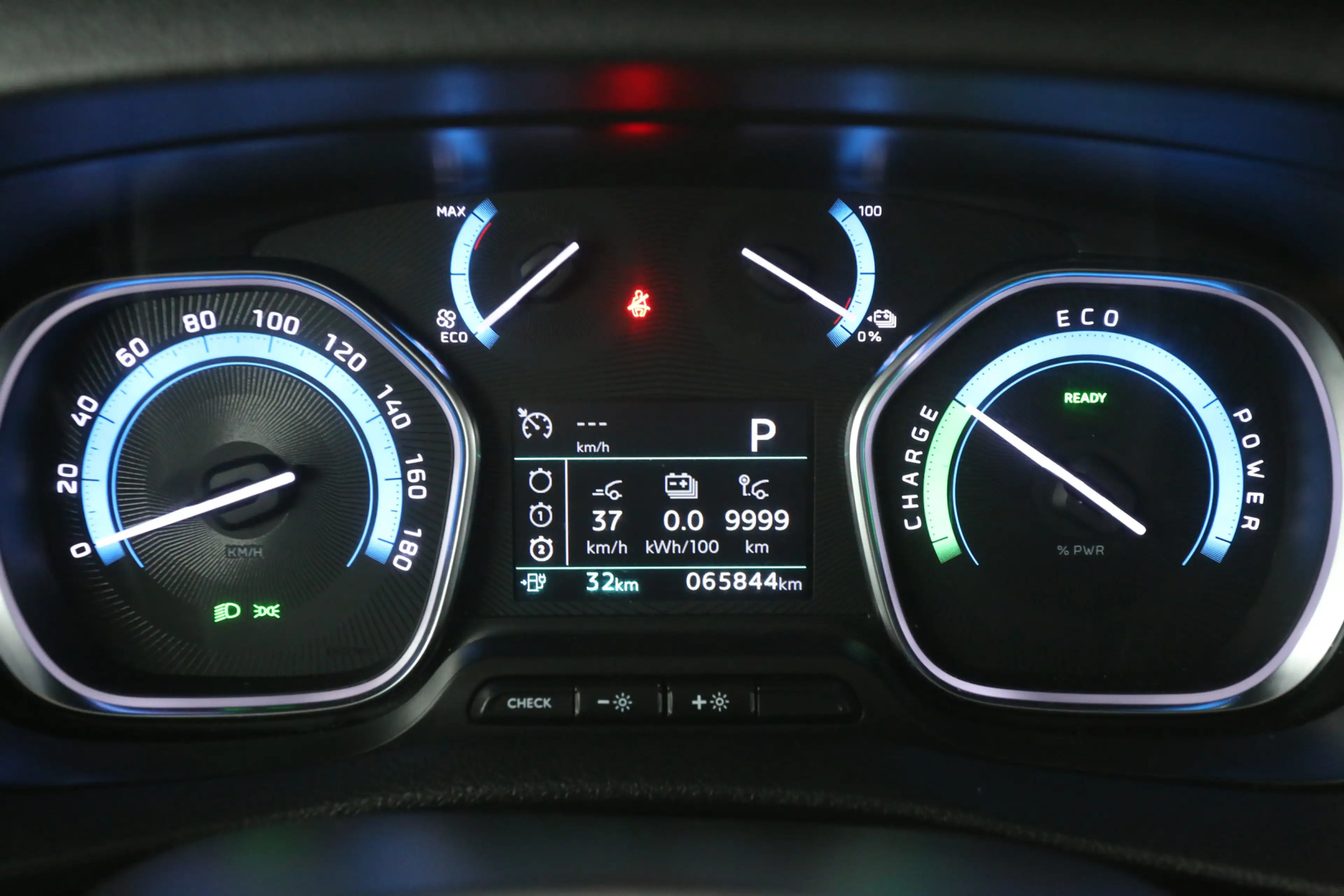 Citroen Jumpy e-Jumpy Peugeot E-Expert Standard Pro 75 kWh L2H1 — photo 15