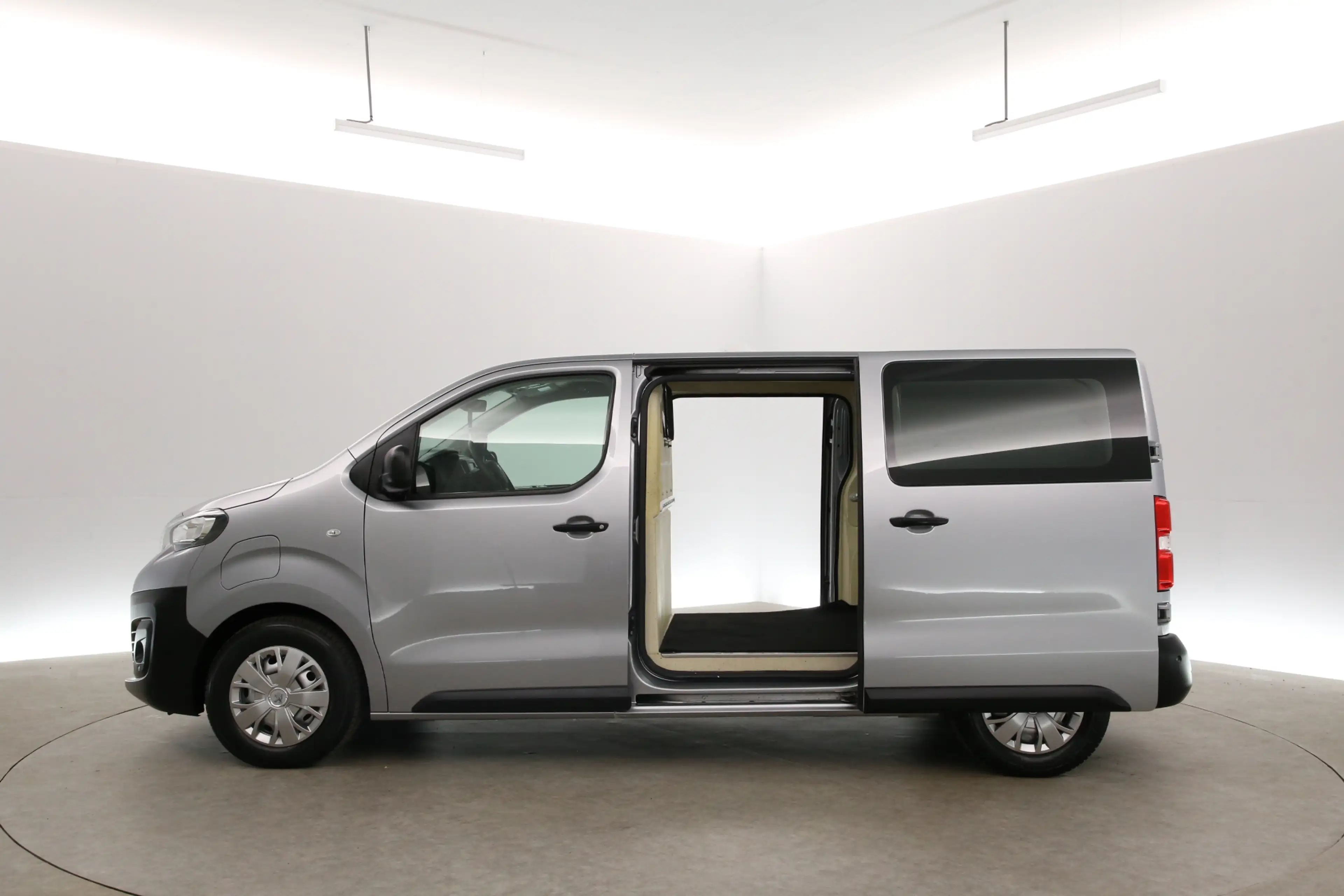 Citroen Jumpy e-Jumpy Peugeot E-Expert Standard Pro 75 kWh L2H1 — photo 4