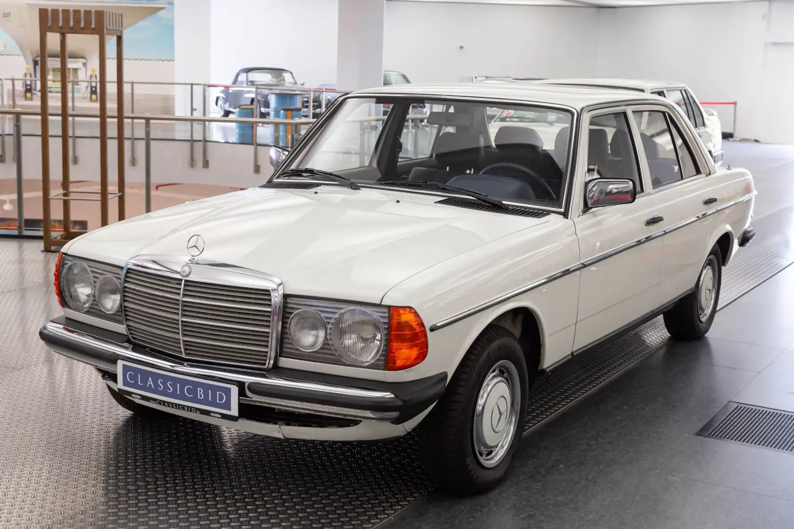 Mercedes-Benz 200 (W123) Bílá - 1