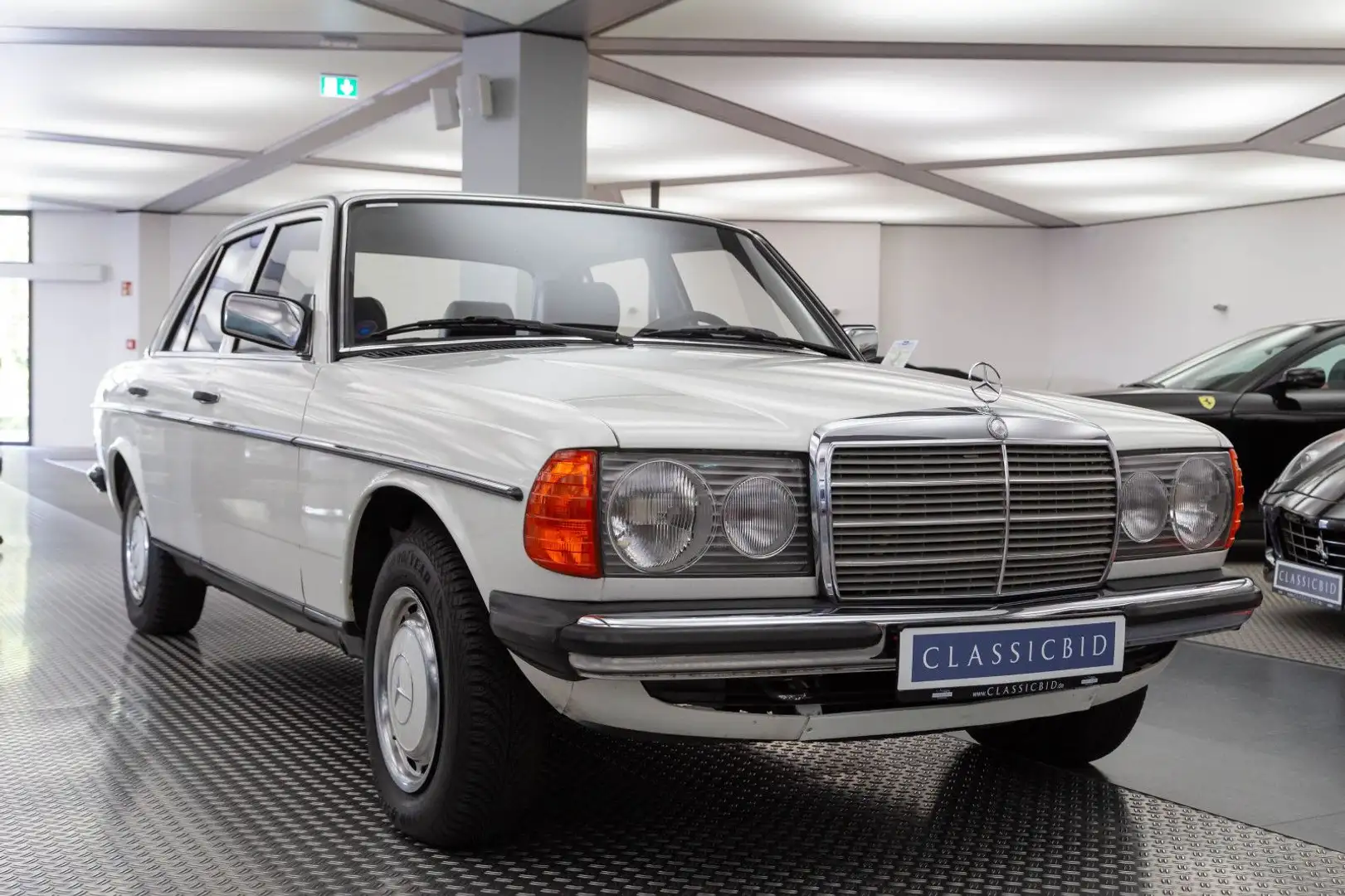 Mercedes-Benz 200 (W123) Bílá - 2