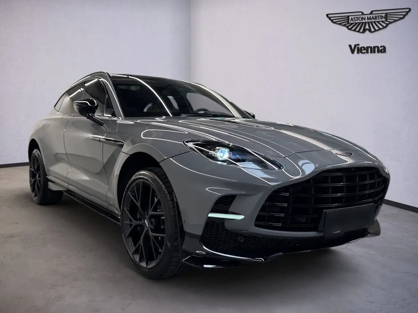 Aston Martin DBX DBX707 Facelift | China Grey | Pano | AHK Grau - 2