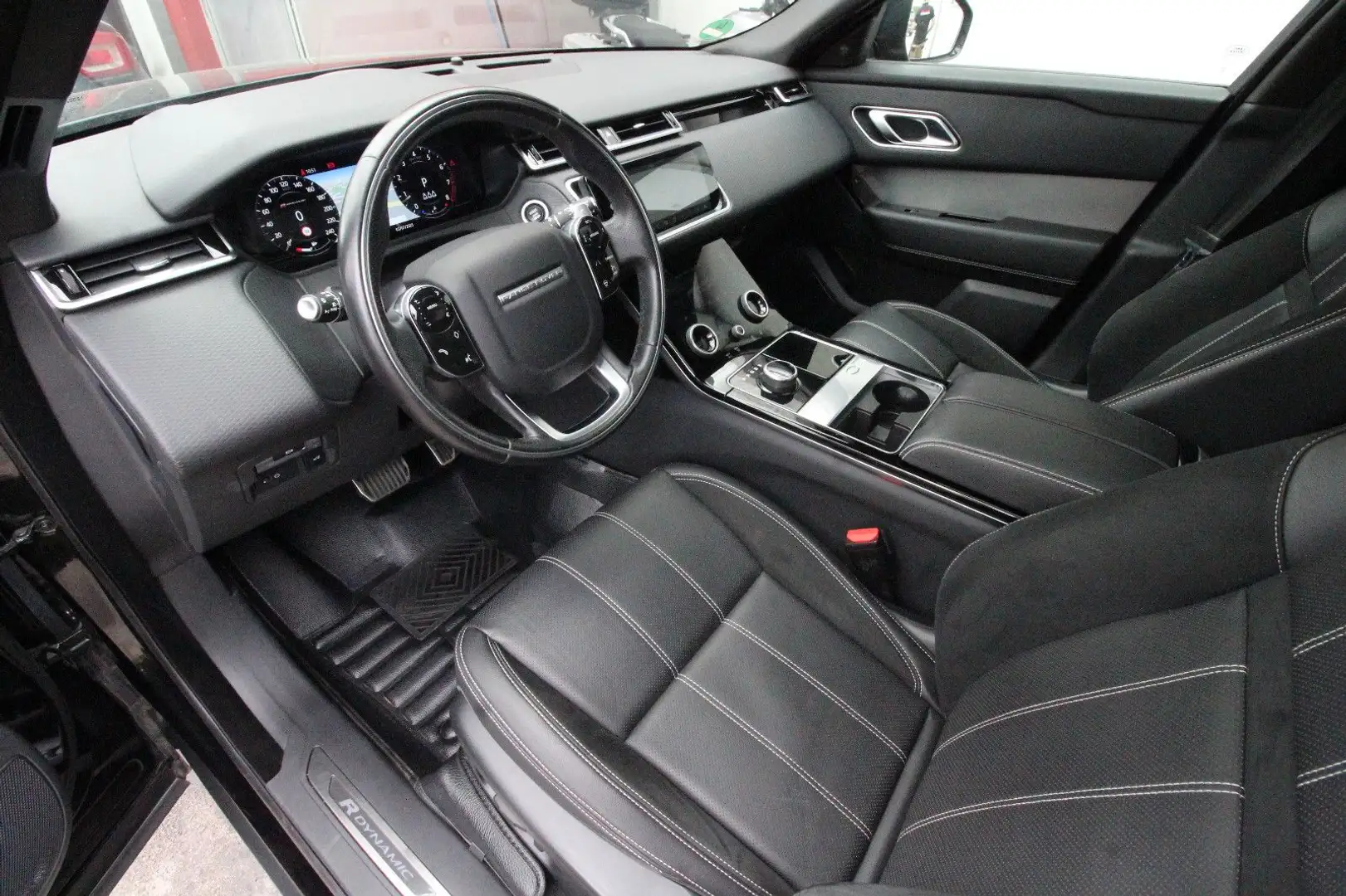 Land Rover Range Rover Velar R-Dynamic S~Pano~ Zwart - 2
