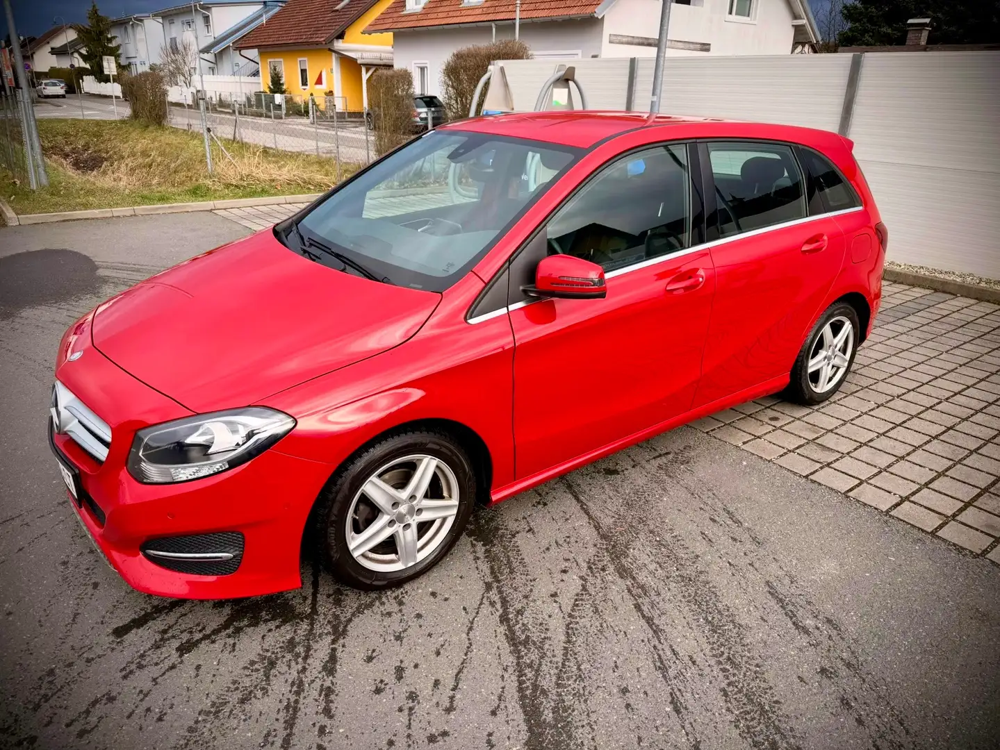 Mercedes-Benz B 180 B 180 d BlueEfficiency Edition Rot - 1