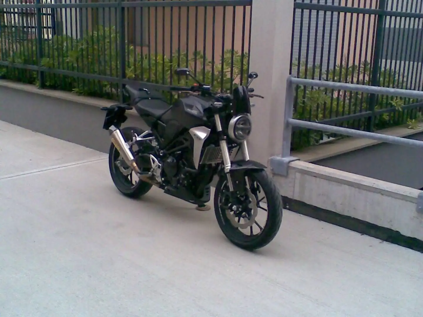 Honda CB 300 R crna - 2