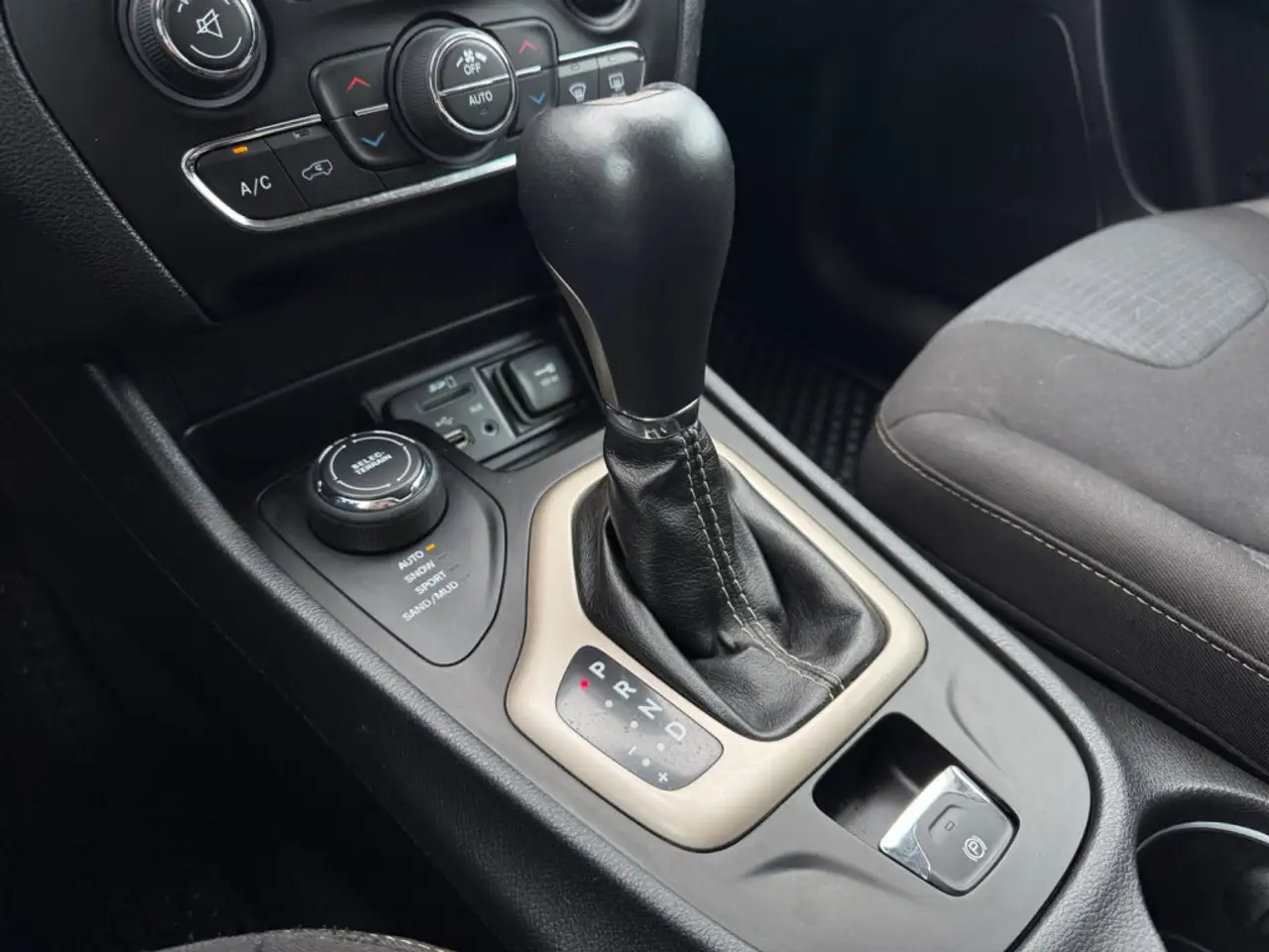 Jeep Cherokee снимка Jeep Cherokee