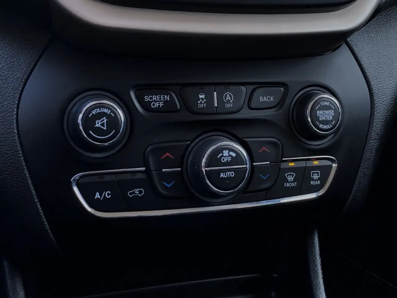 Jeep Cherokee снимка Jeep Cherokee
