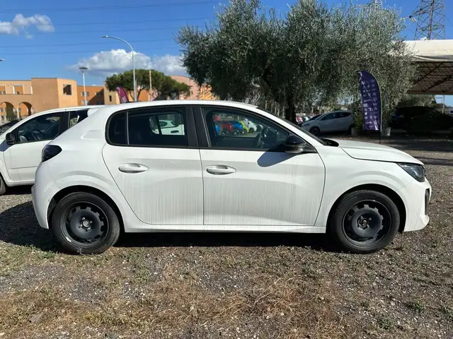 Peugeot 208 view 5