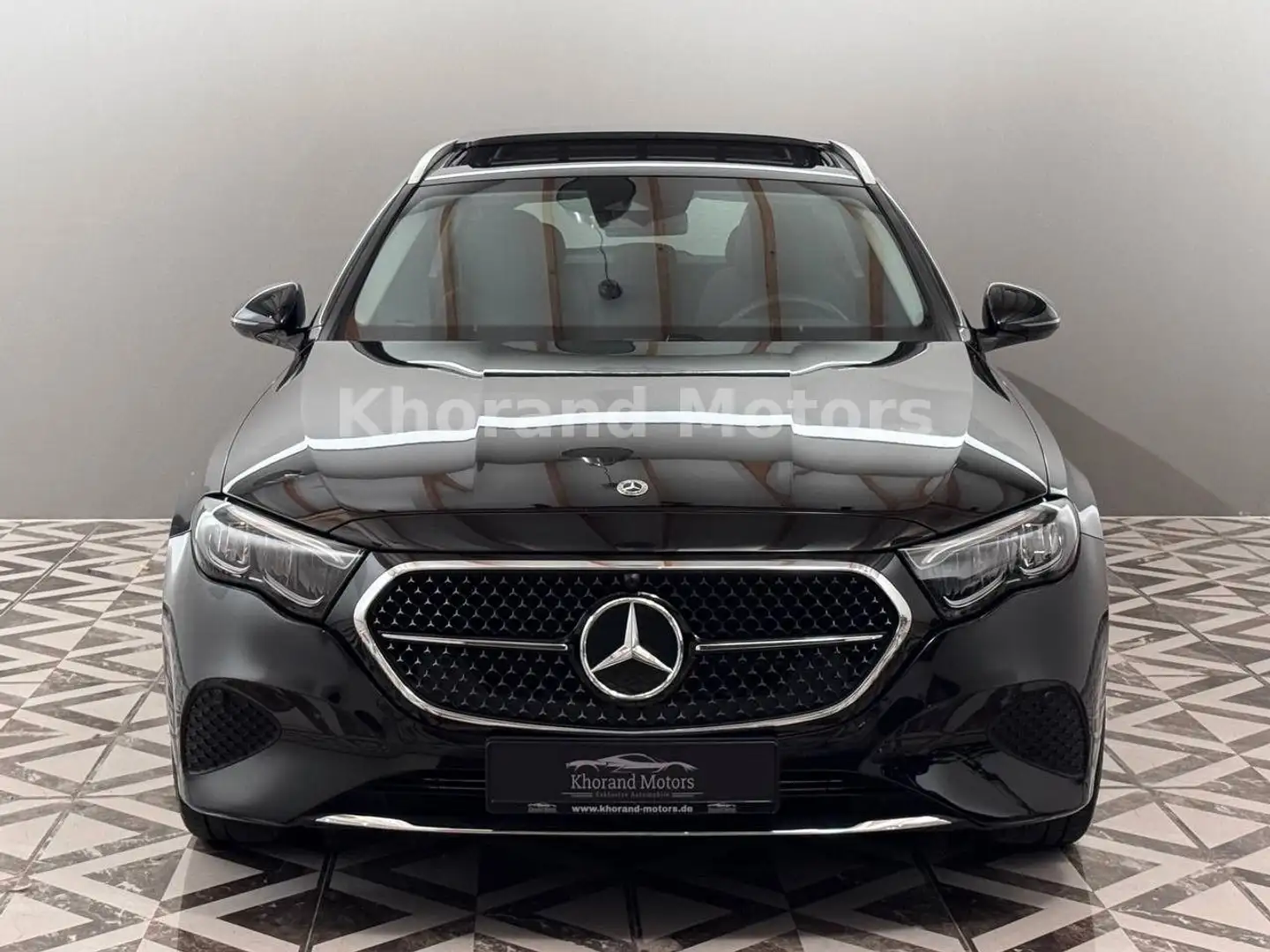 Mercedes-Benz E 220 d Avantgarde Advanced Pano AHK Schwarz - 2