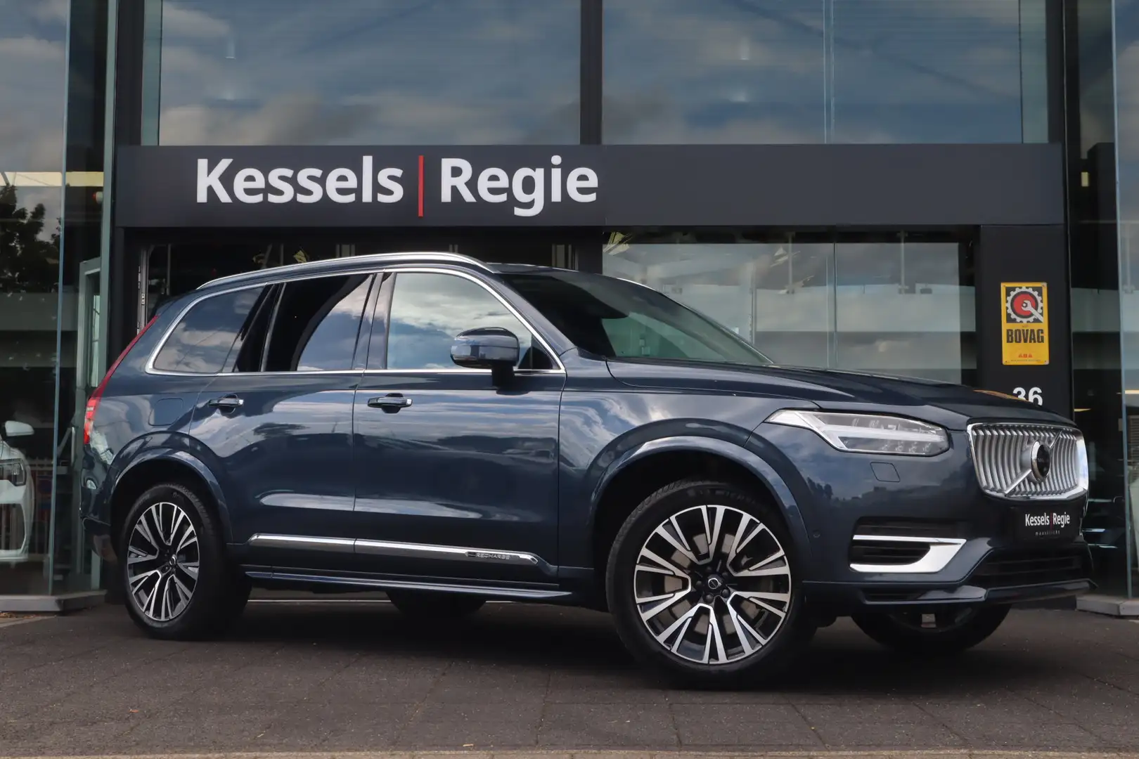Volvo XC90 2.0 T8 Recharge AWD Ultimate Bright Pano Elec.trek Blauw - 2