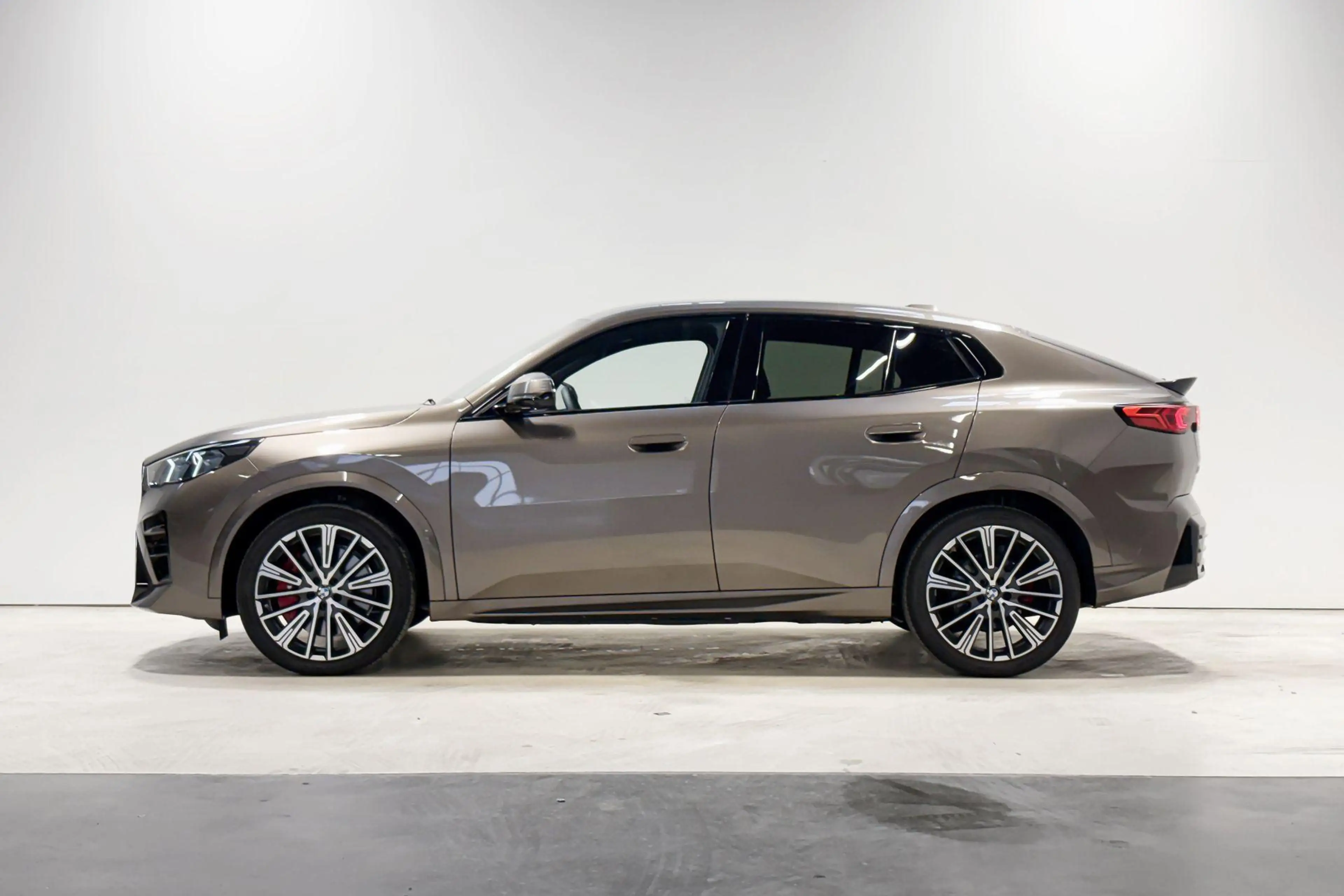 BMW iX2 eDrive20 M Sport Edition Innovation Pack — photo 2