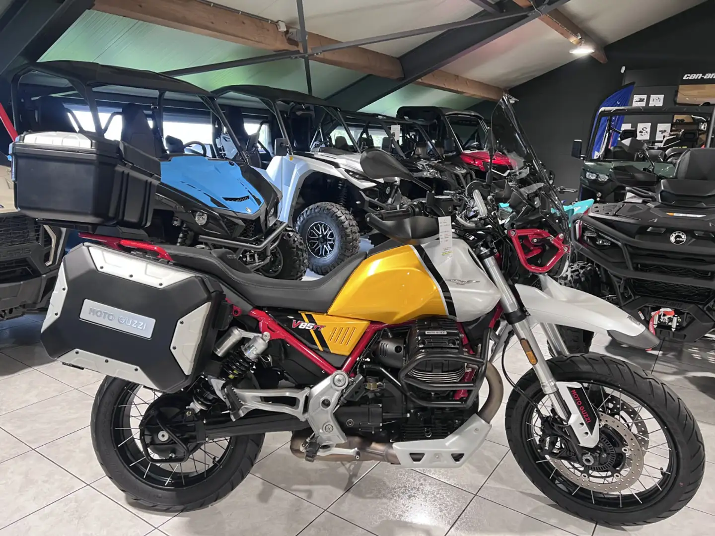 Moto Guzzi V 85 TT Evocative Jaune Giallo - 1