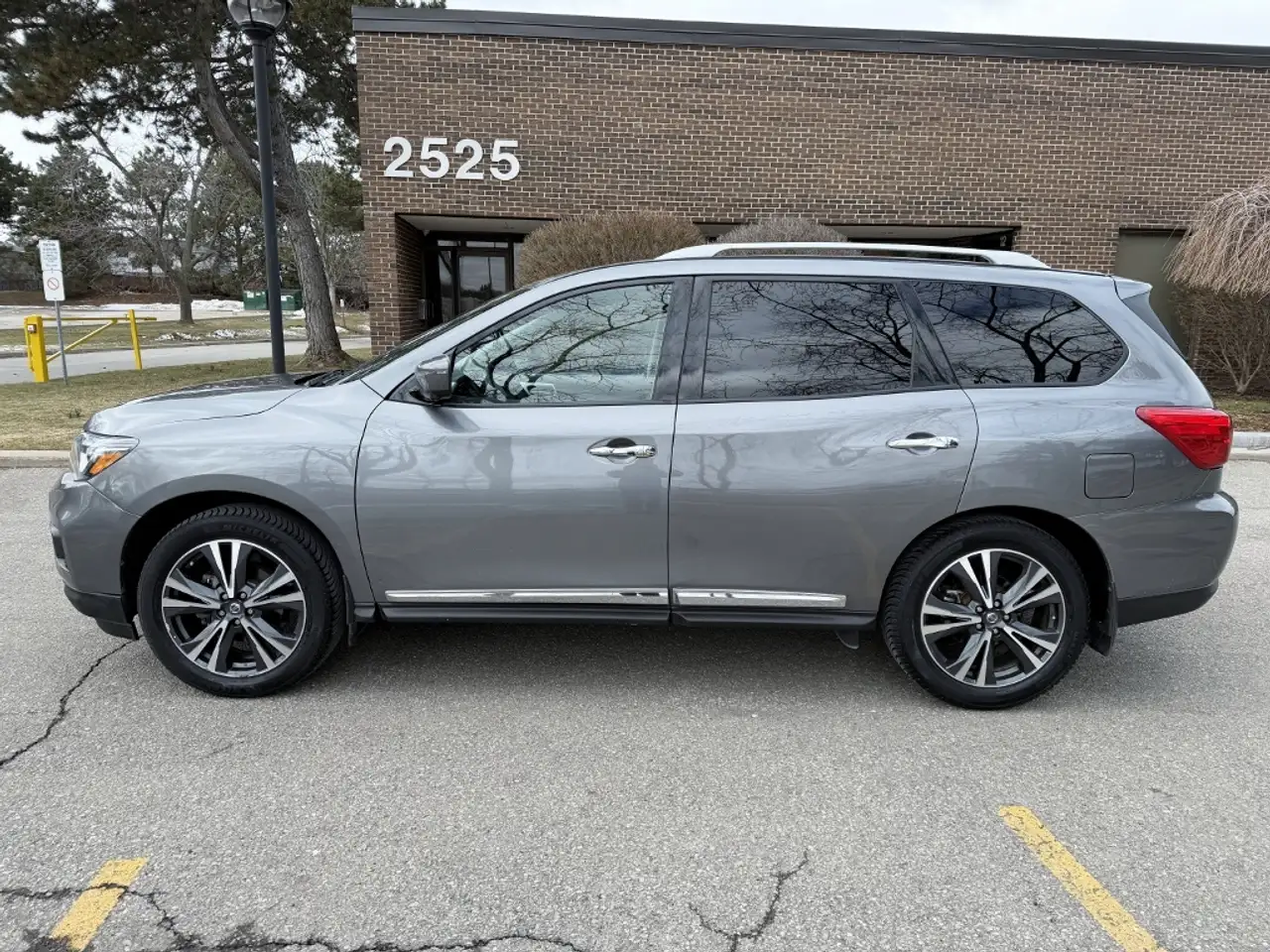 Nissan Pathfinder снимка Nissan Pathfinder