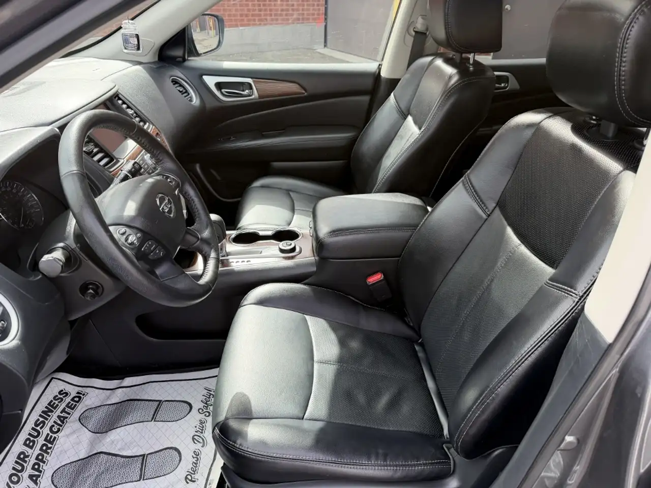 Nissan Pathfinder снимка Nissan Pathfinder