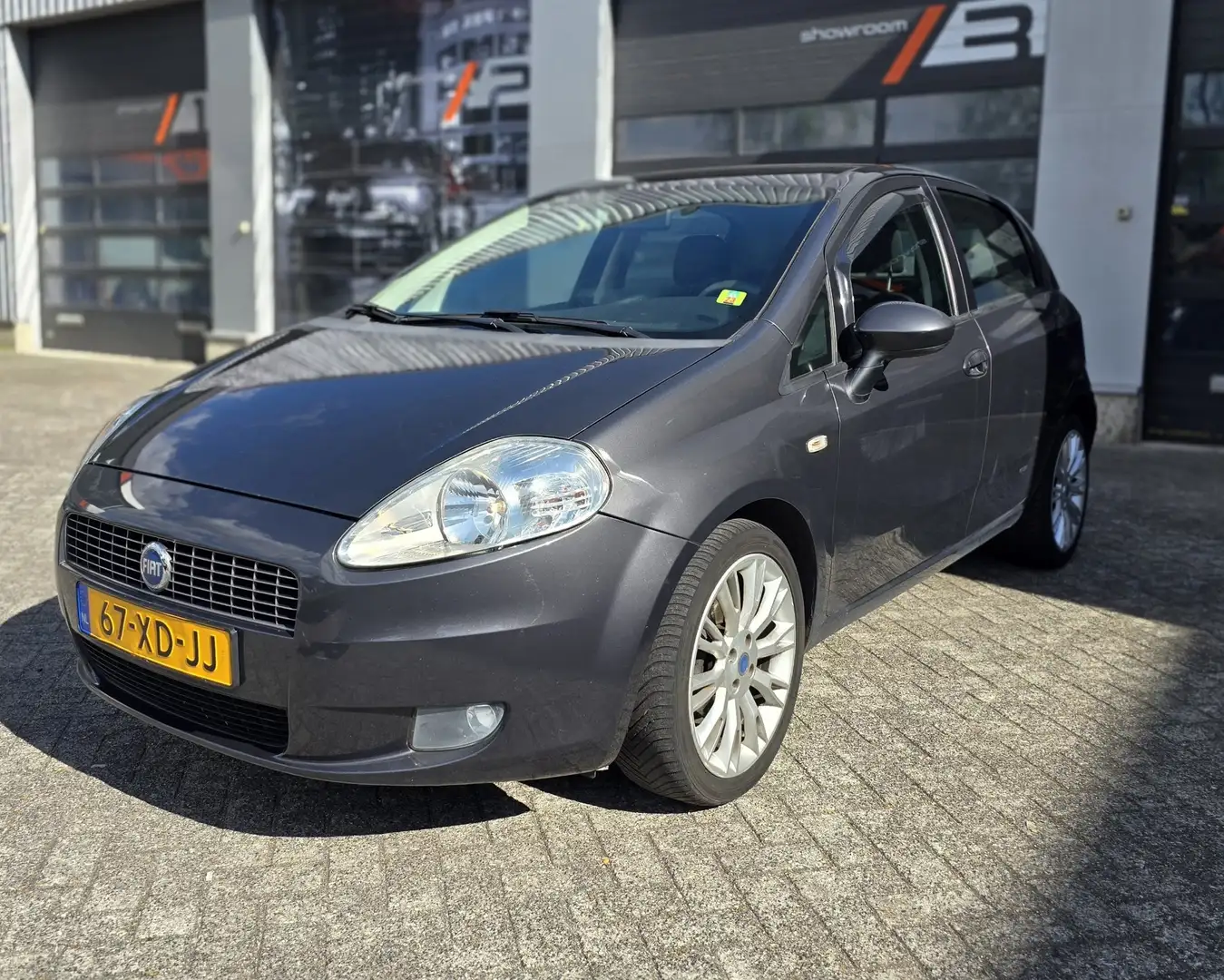 Fiat Punto 1.4 Dynamic Grijs - 1