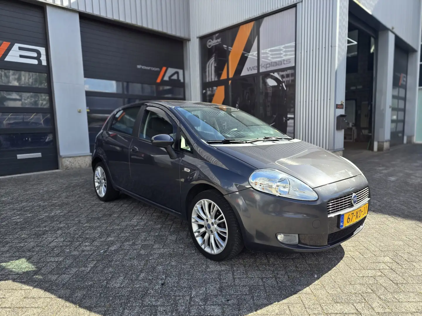 Fiat Punto 1.4 Dynamic Grijs - 2
