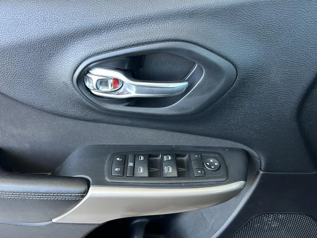 Jeep Cherokee снимка Jeep Cherokee
