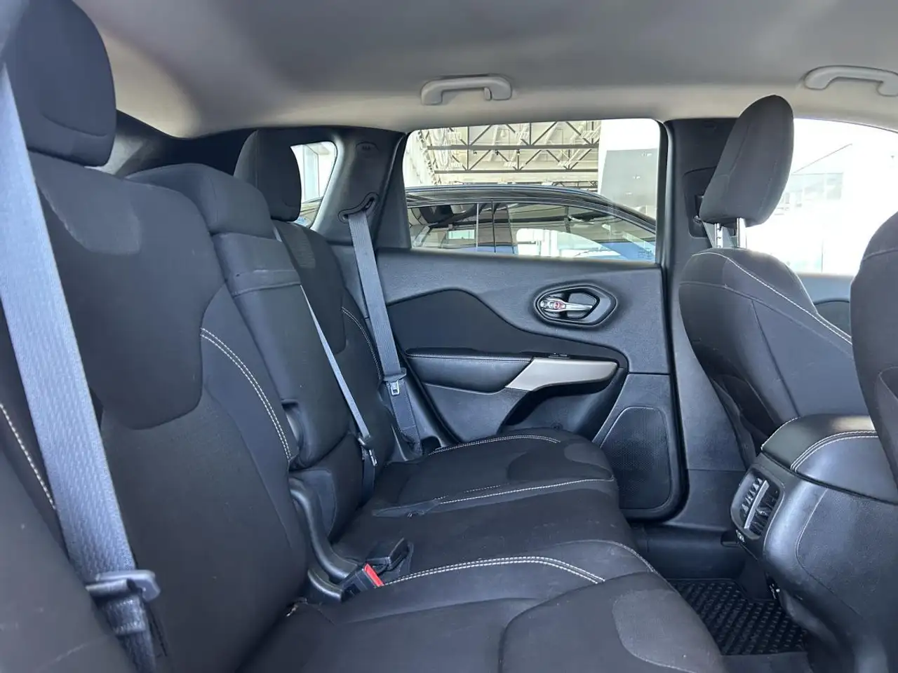 Jeep Cherokee снимка Jeep Cherokee