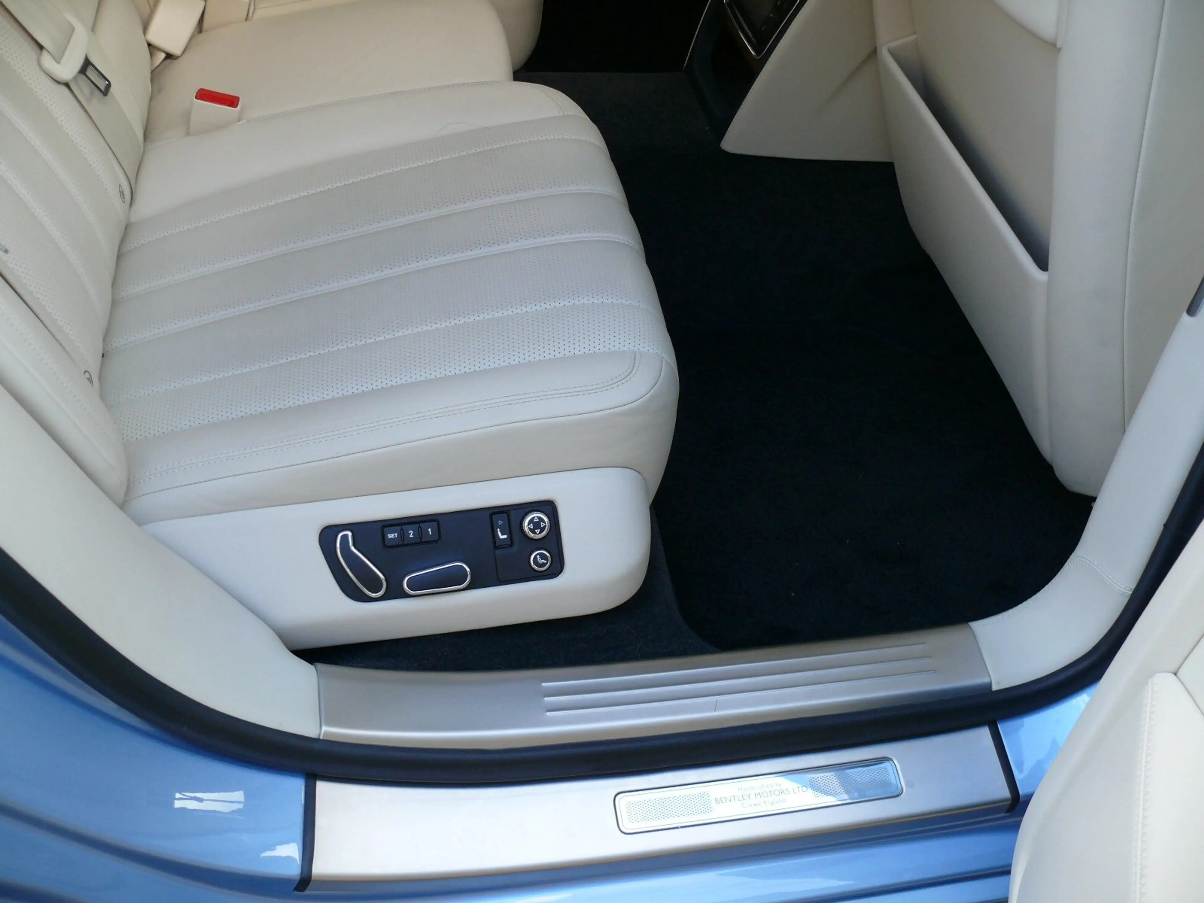 Bentley Flying Spur Top 1 Vorbesitzer 625 PS Scheckheft unfallfrei — photo 14