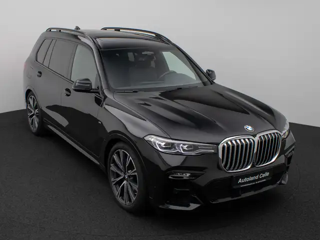 BMW X7 view 3