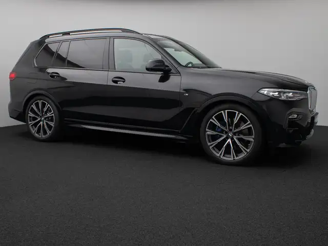 BMW X7 view 4