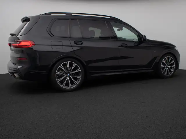 BMW X7 view 6