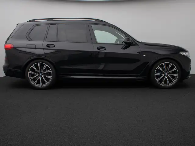 BMW X7 view 5