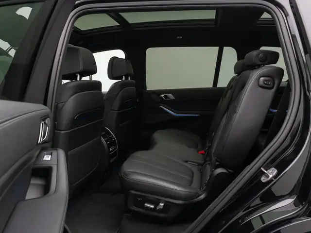BMW X7 view 25