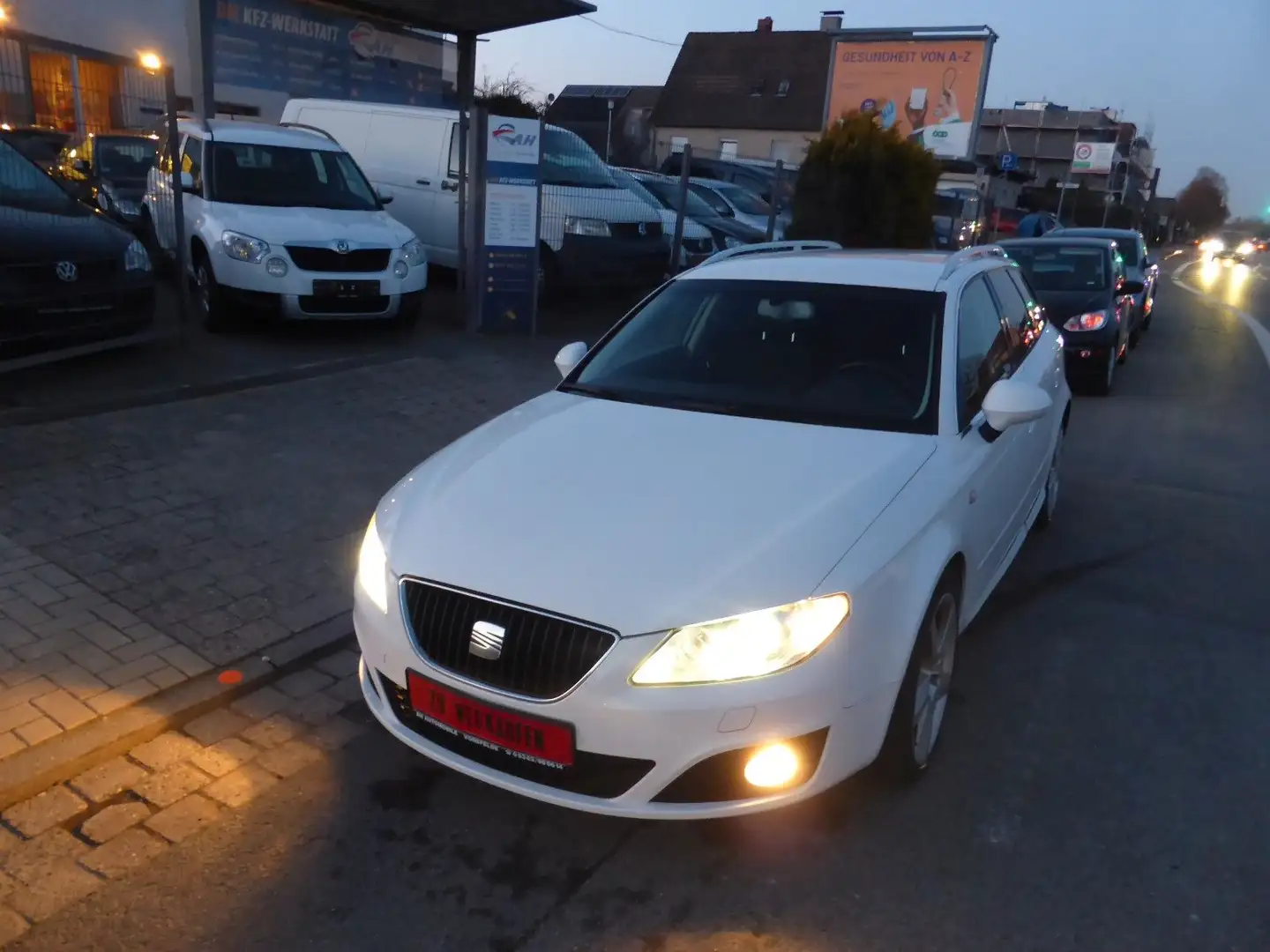 SEAT Exeo ST Sport 2.0L TDI,Klima,Navi,TÜV+Inspek neu Blanco - 1