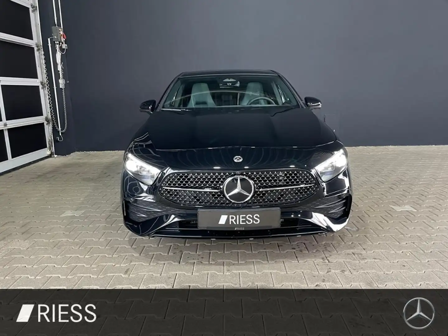 Mercedes-Benz A 250 4M AMG+PANO+AHK+STDHZG+HUD+DISTR+BURM+KEYL Černá - 2