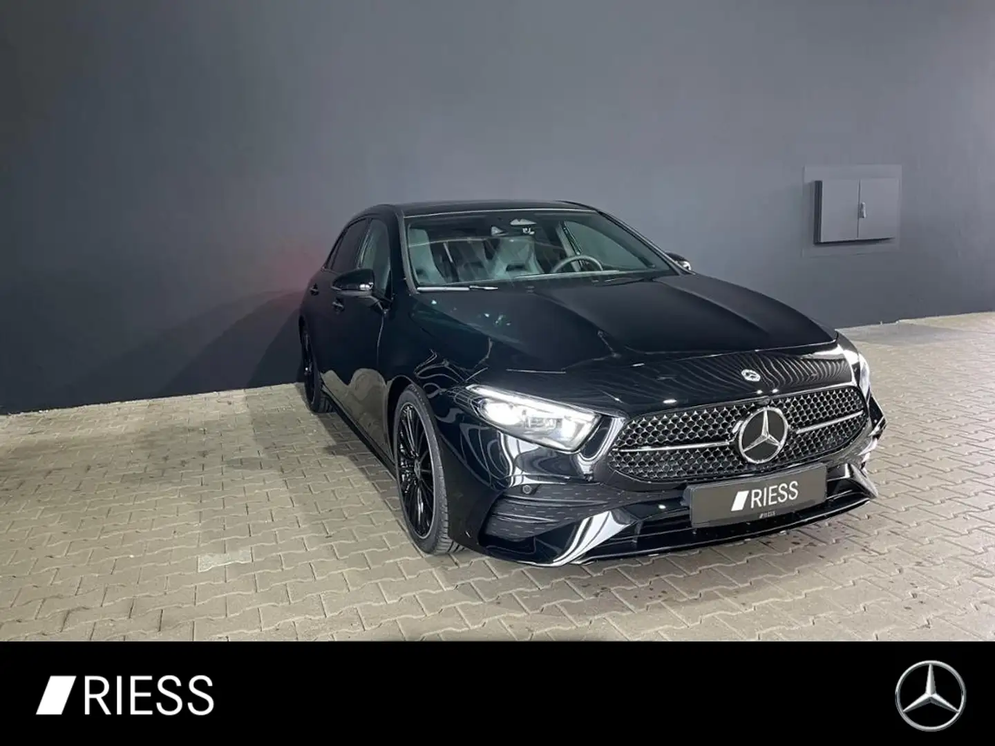 Mercedes-Benz A 250 4M AMG+PANO+AHK+STDHZG+HUD+DISTR+BURM+KEYL Černá - 1
