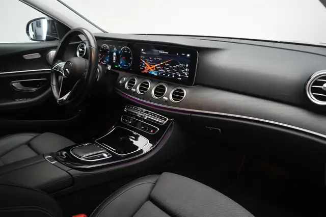 Mercedes-Benz 220 view 8