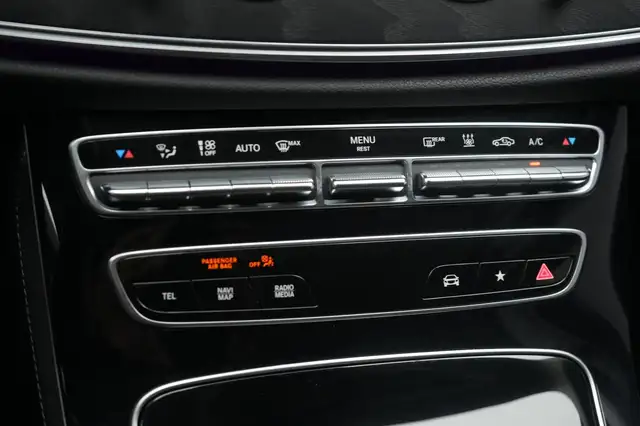 Mercedes-Benz 220 view 19