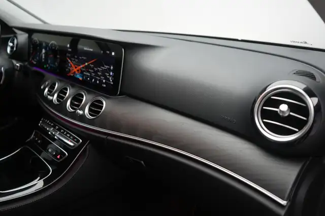 Mercedes-Benz 220 view 23