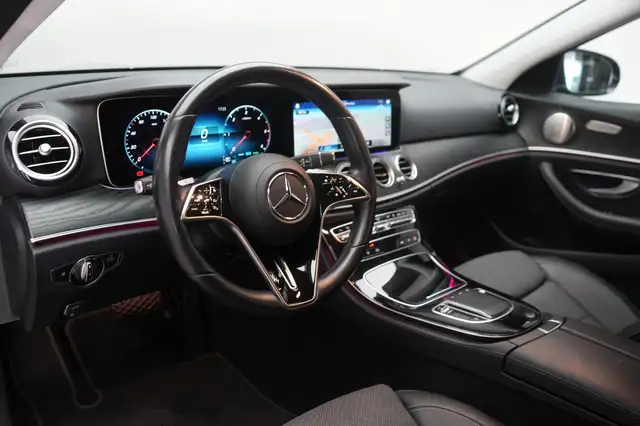 Mercedes-Benz 220 view 13
