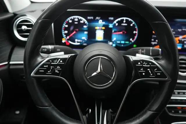 Mercedes-Benz 220 view 14