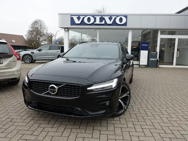 Volvo V60 Ultra B4 Dark/B&W/Pano/Massage/360°/Head-Up