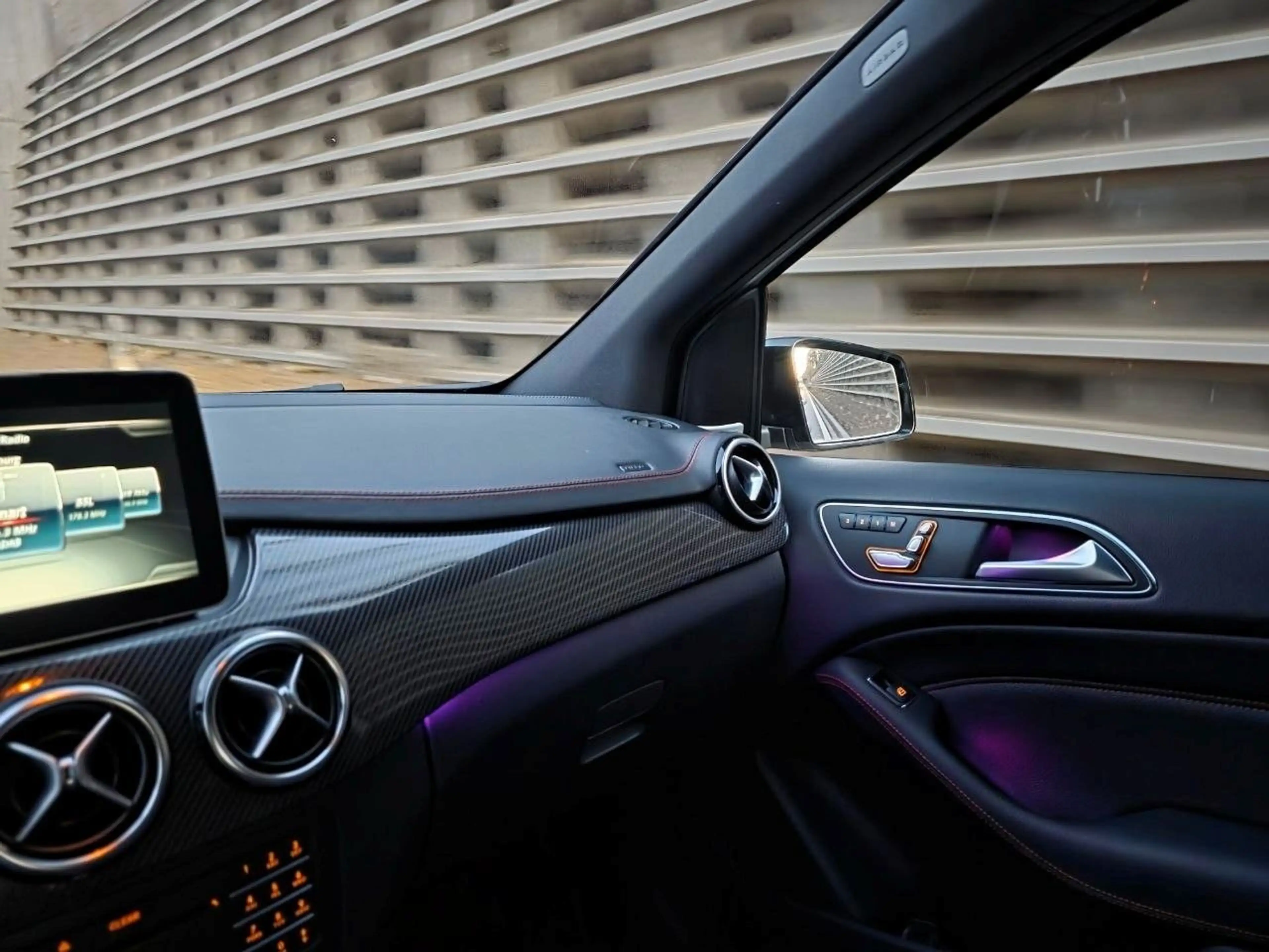 Mercedes-Benz B 220 4Matic AMG Line — photo 14