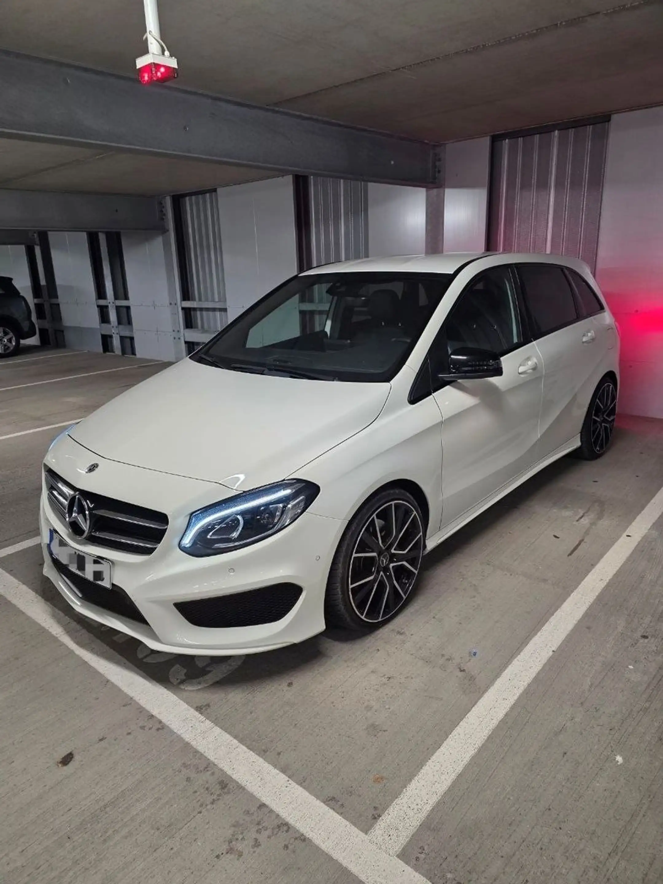 Mercedes-Benz B 220 4Matic AMG Line — photo 3
