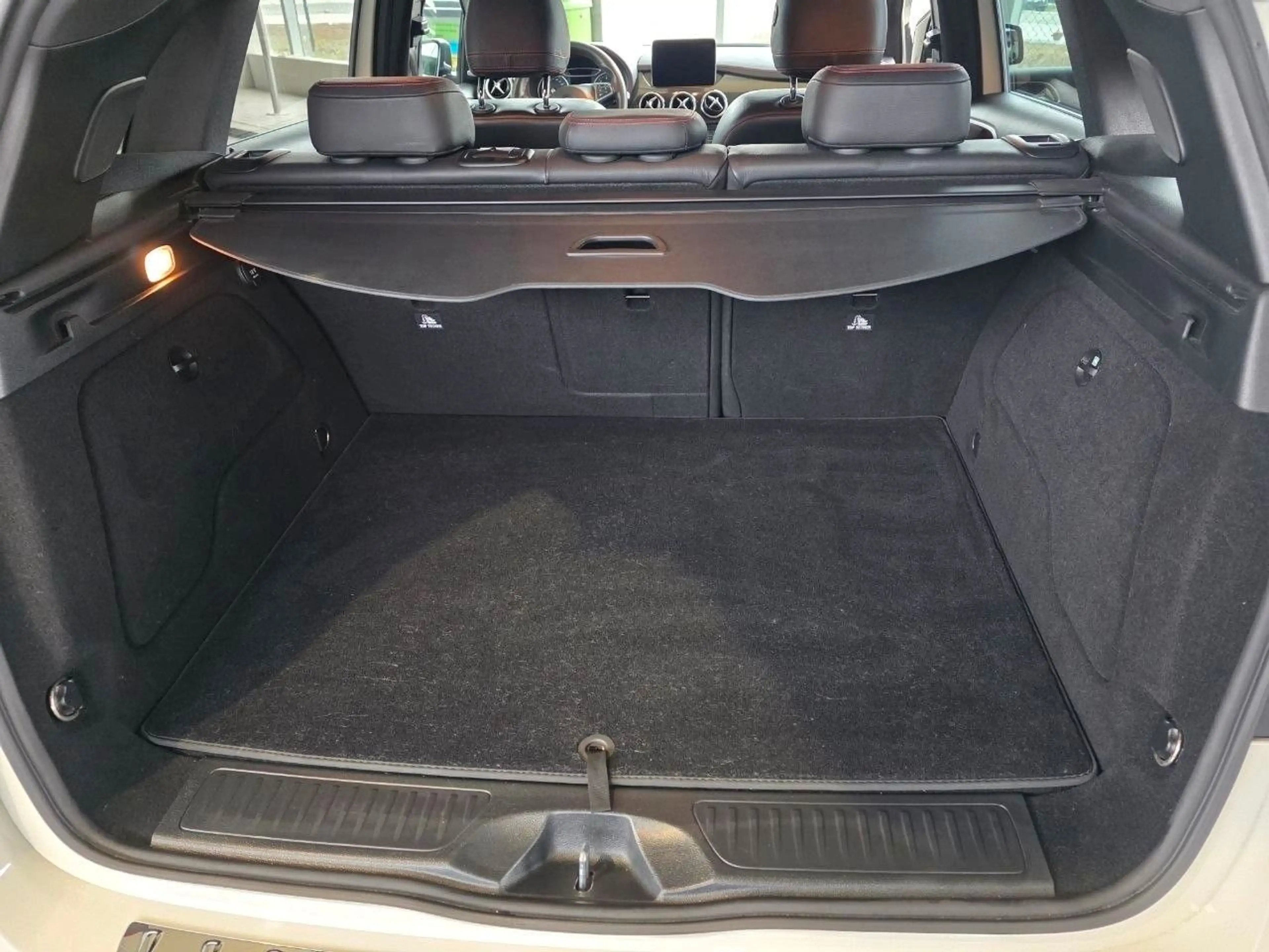 Mercedes-Benz B 220 4Matic AMG Line — photo 11