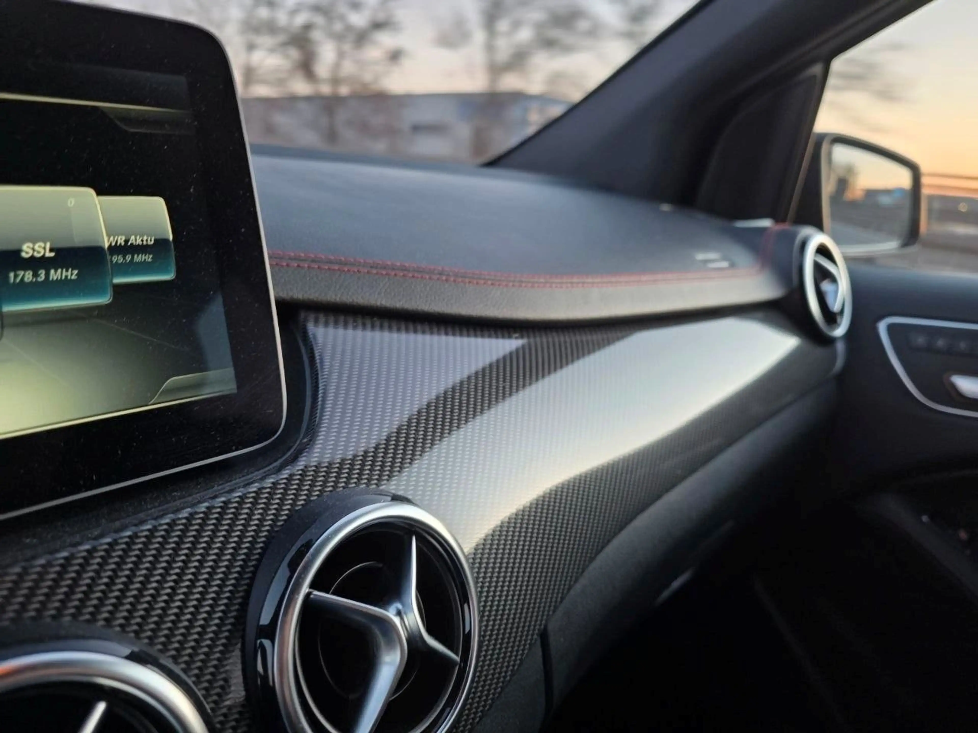 Mercedes-Benz B 220 4Matic AMG Line — photo 13