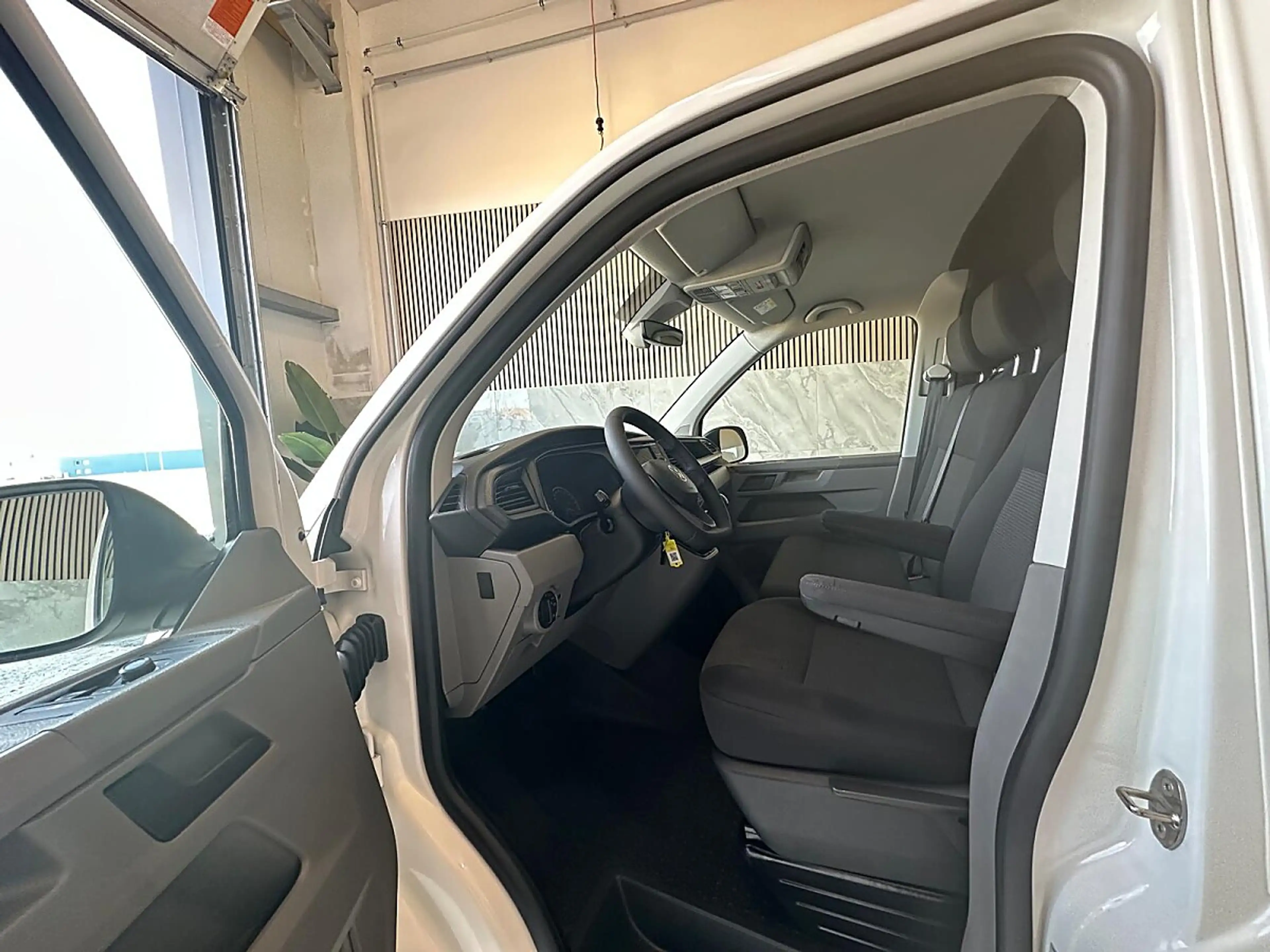 Volkswagen T6.1 Transporter KR HK *Sitzheizung *Tempomat *Anängerkupplung* — photo 3