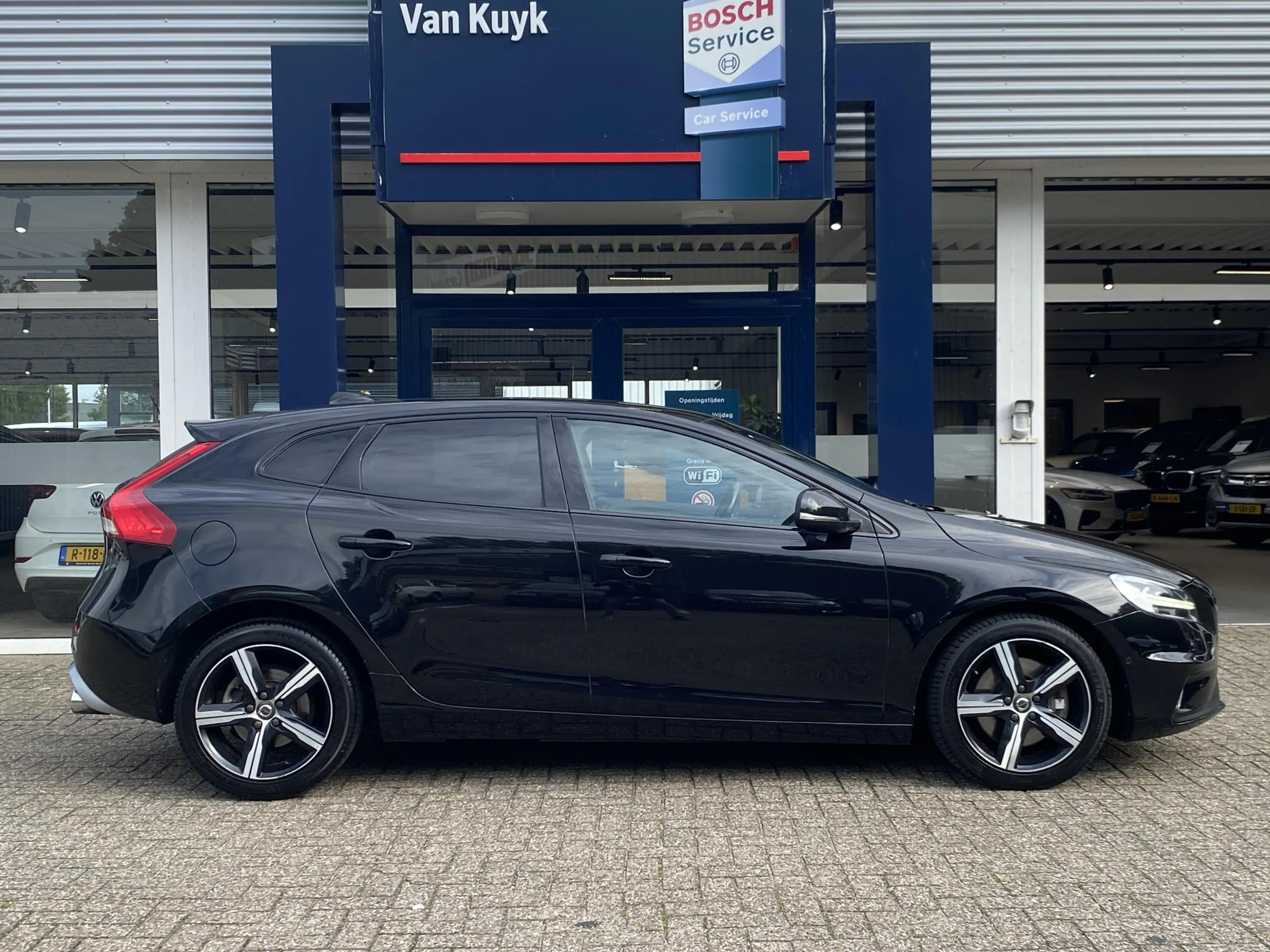 Volvo V40 2.0 T4 Business Sport / NL-Auto / Vol-Leder / Pano — photo 4