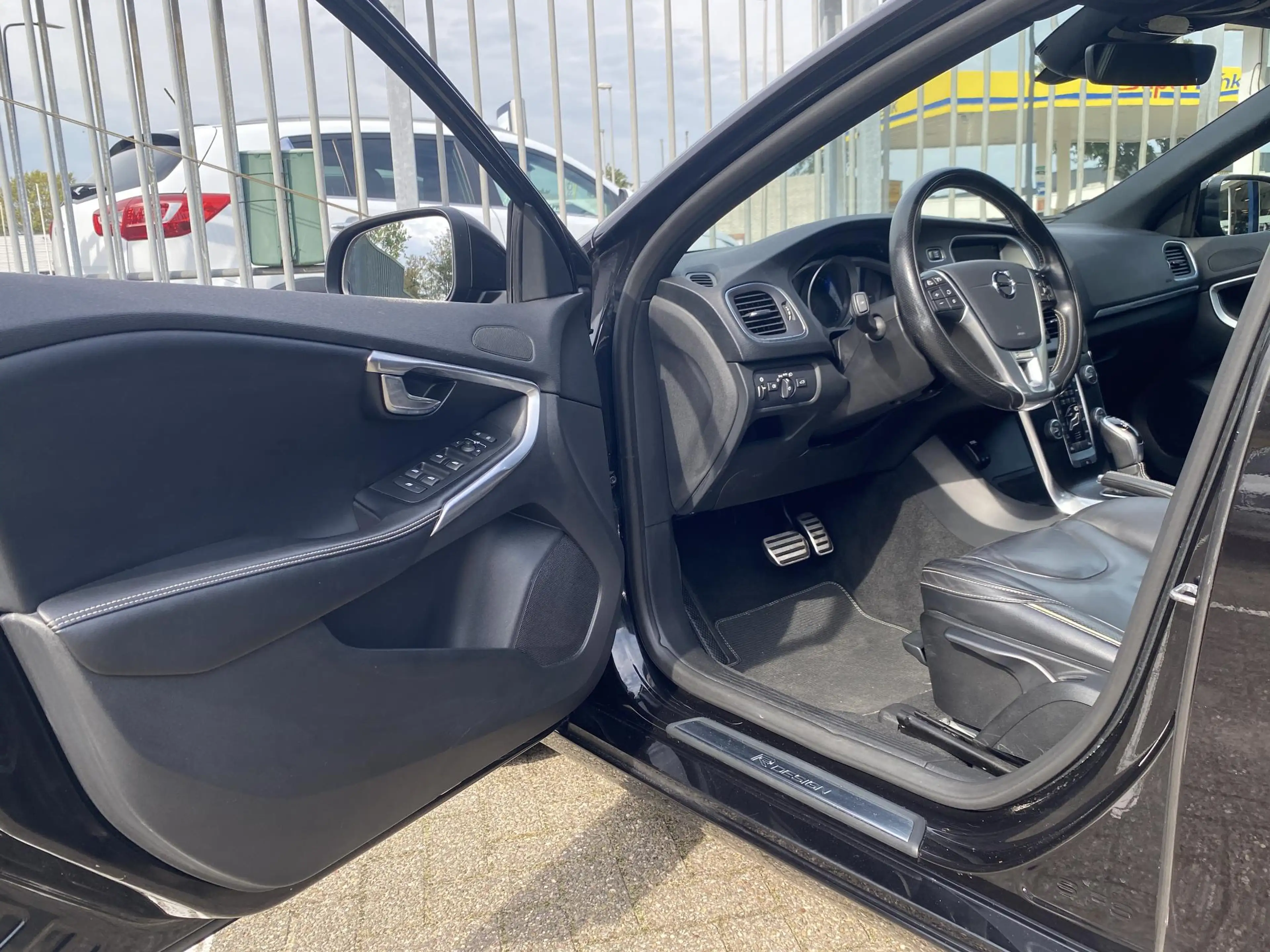 Volvo V40 2.0 T4 Business Sport / NL-Auto / Vol-Leder / Pano — photo 10