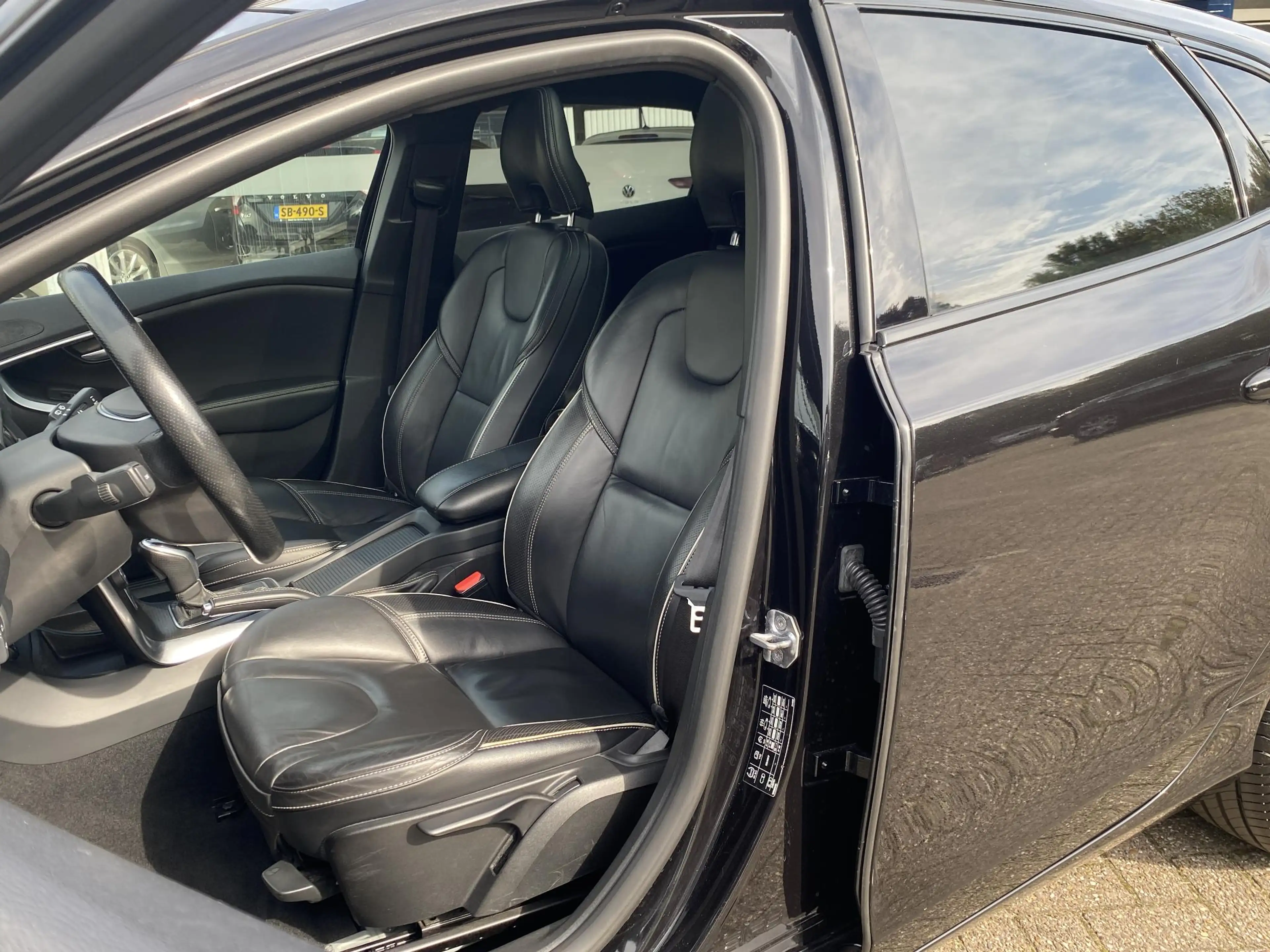 Volvo V40 2.0 T4 Business Sport / NL-Auto / Vol-Leder / Pano — photo 12