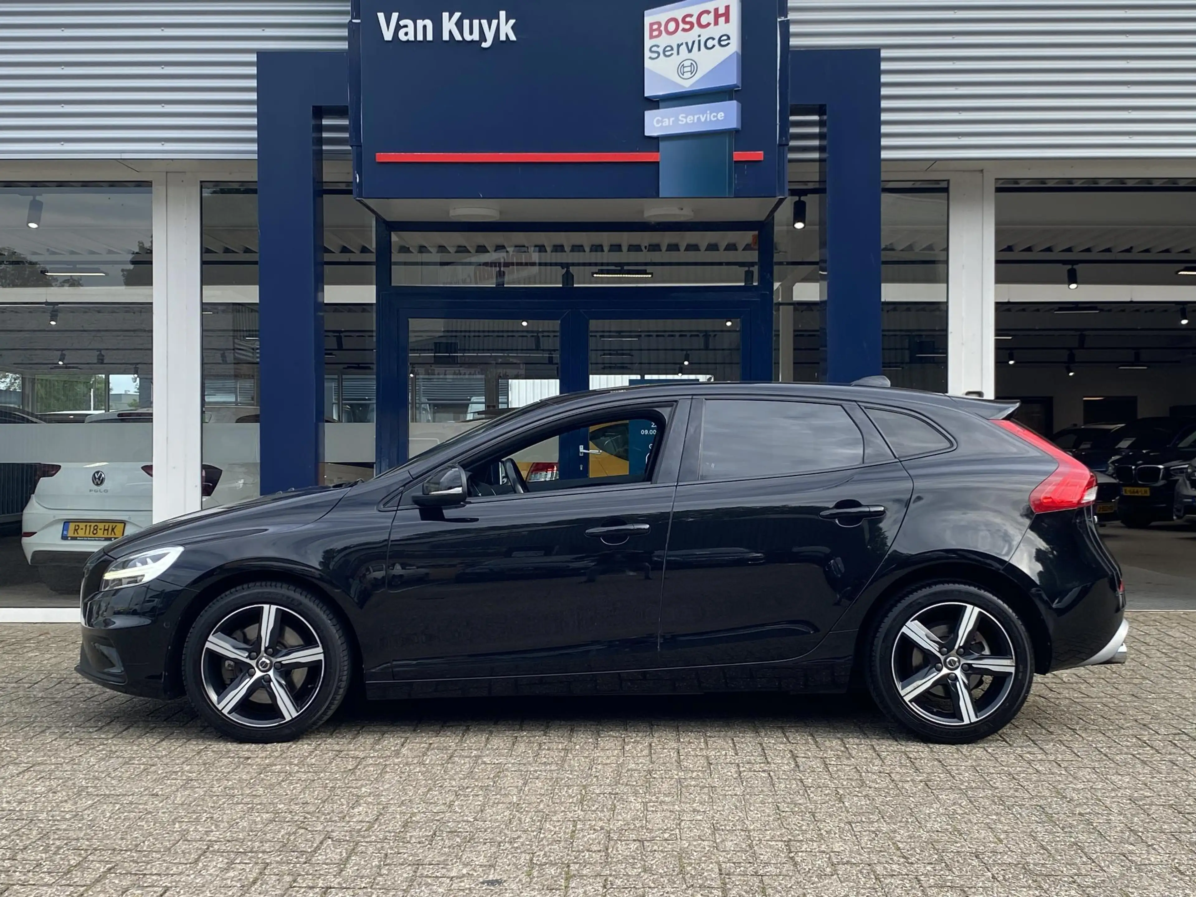 Volvo V40 2.0 T4 Business Sport / NL-Auto / Vol-Leder / Pano — photo 3