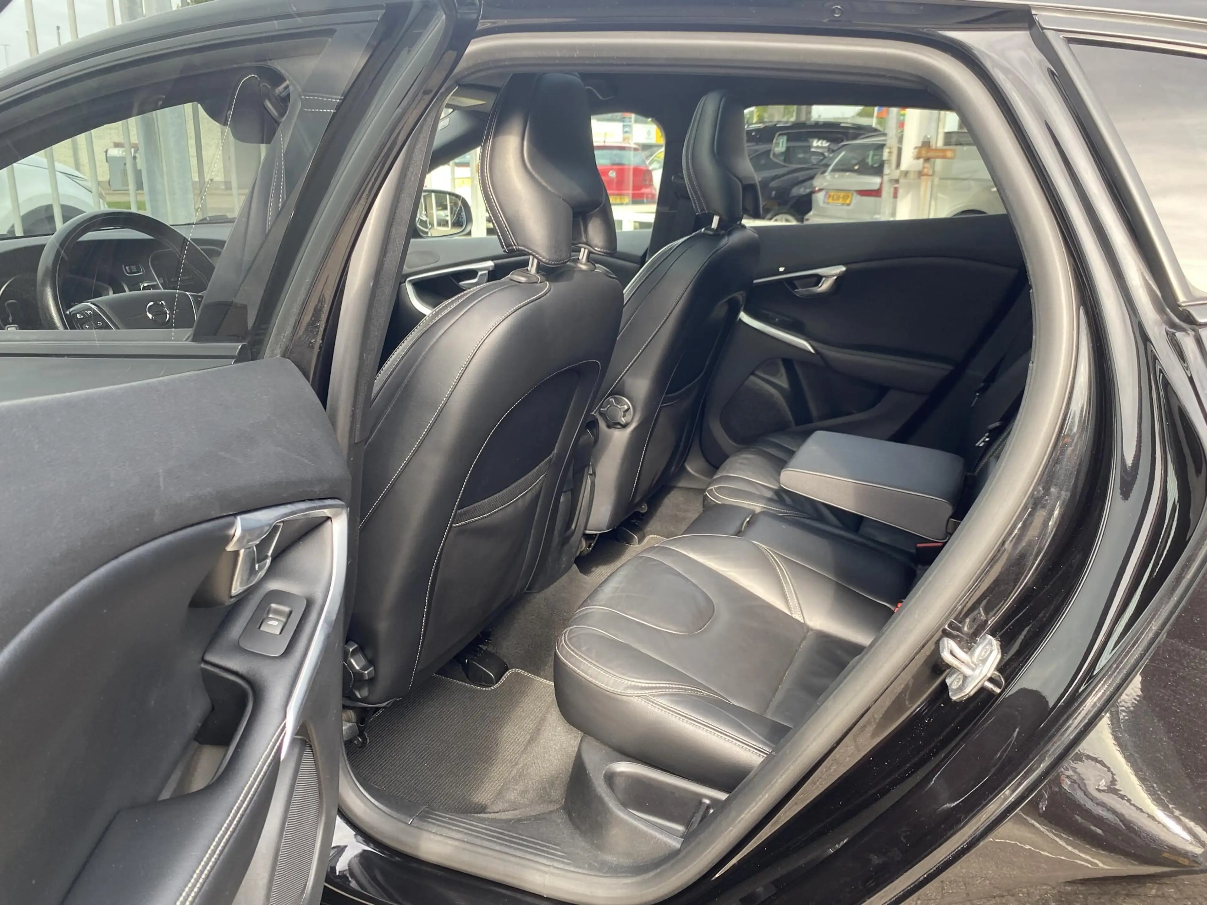 Volvo V40 2.0 T4 Business Sport / NL-Auto / Vol-Leder / Pano — photo 14